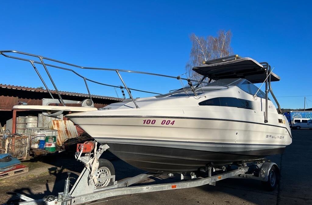 Kajutová motorová loď Bayliner 2255 Sunbridge